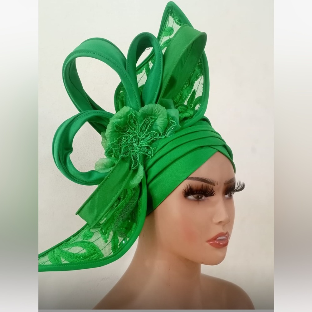 Elegant Green Headwrap with Floral Detail

GEL5 0326